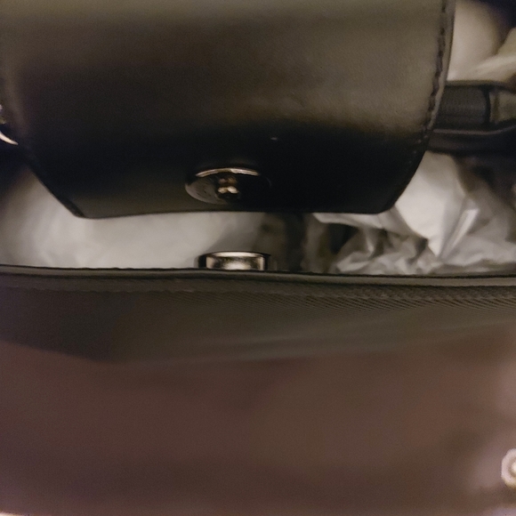 Elegant Coach Mercer Handbag - Picture 11 of 13